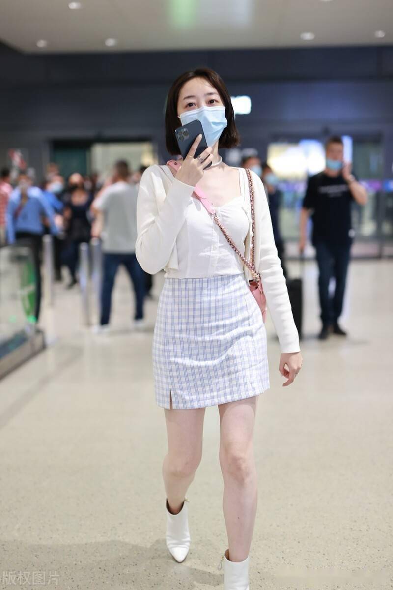 街拍蒋梦婕白色针织开衫蓝色格纹短裙手袋清新可人