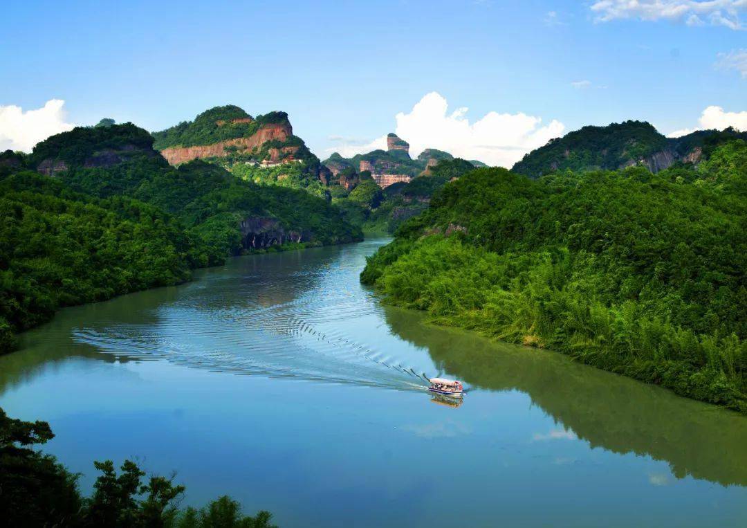 還可以在翔龍湖游水上丹霞,周圍群山高崖與湖水,組合為丹山碧水天然