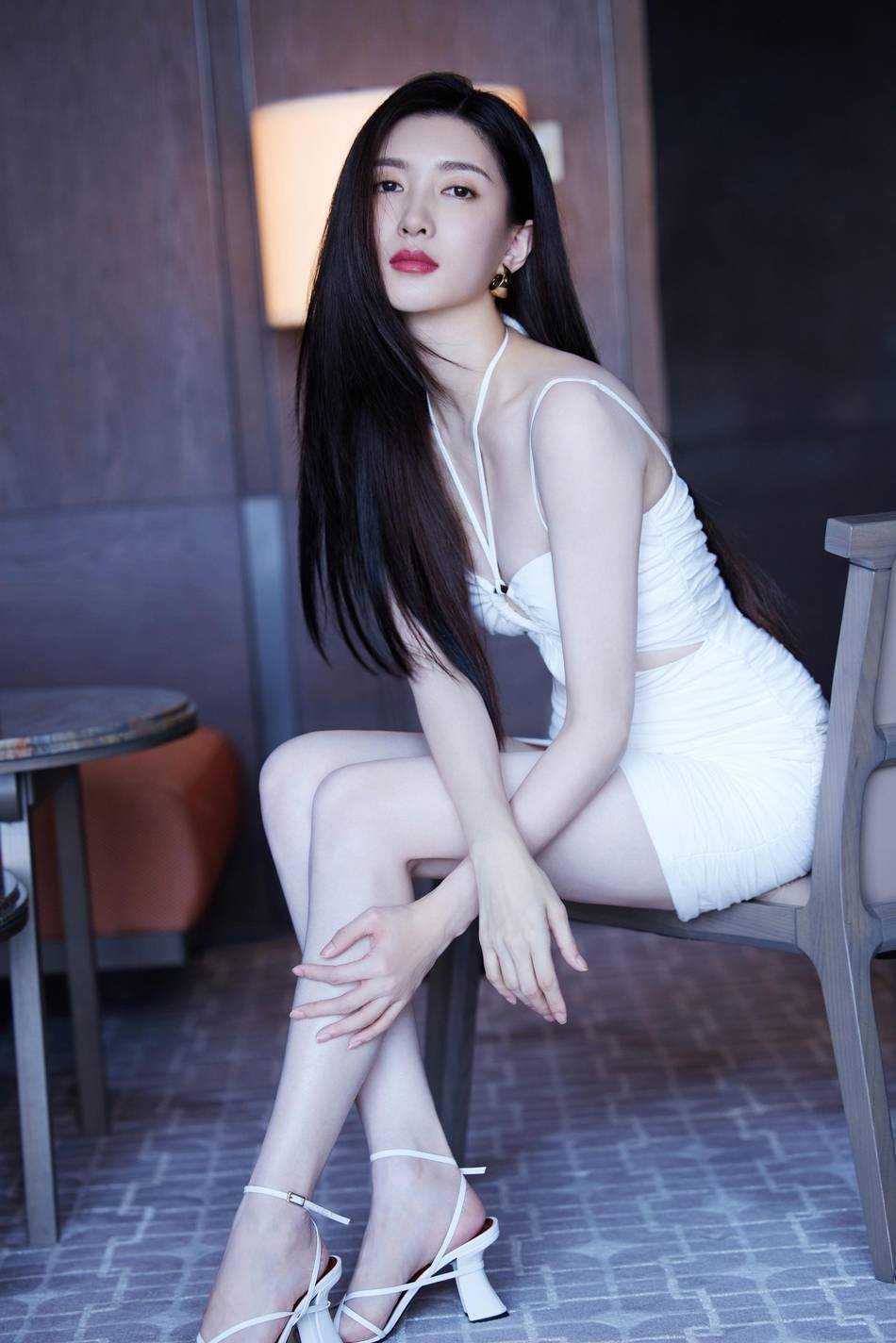 江疏影穿白色紧身吊带裙发丝飘逸动人心弦_直播间