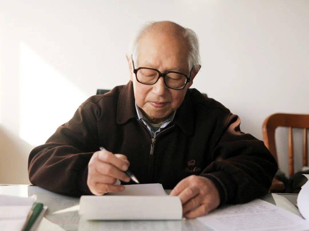 东风这位老人参与过一汽二汽建设如今98岁仍心怀汽车行业