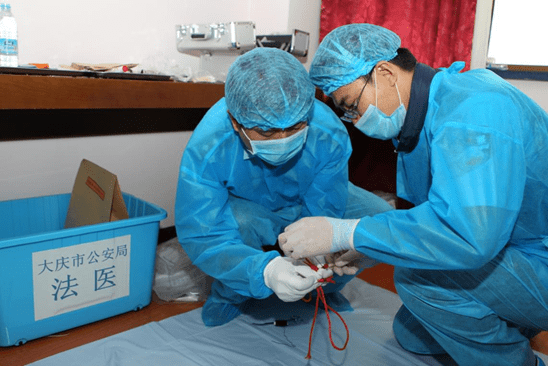 站在解剖台前法医哽咽了谁会下此毒手