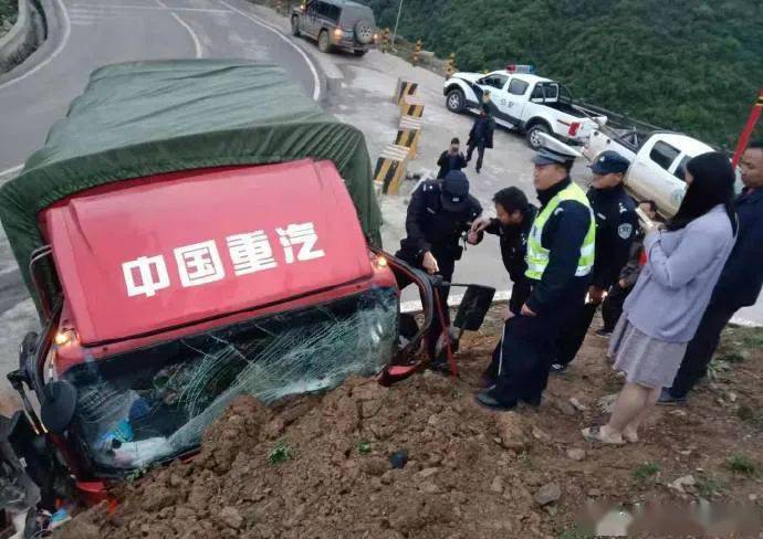 视频西昌一轿车与电动自行车相撞造成死亡凉山一货车失控撞向山体