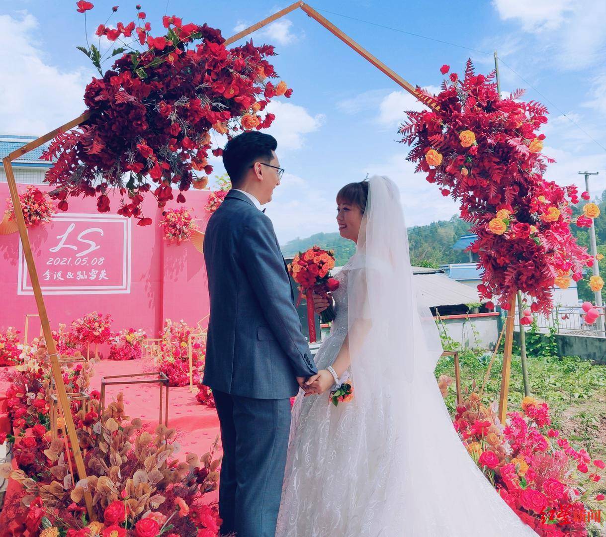还记得那场帐篷5分钟婚礼吗因抗疫两次延期这对新人如愿走进婚姻殿堂