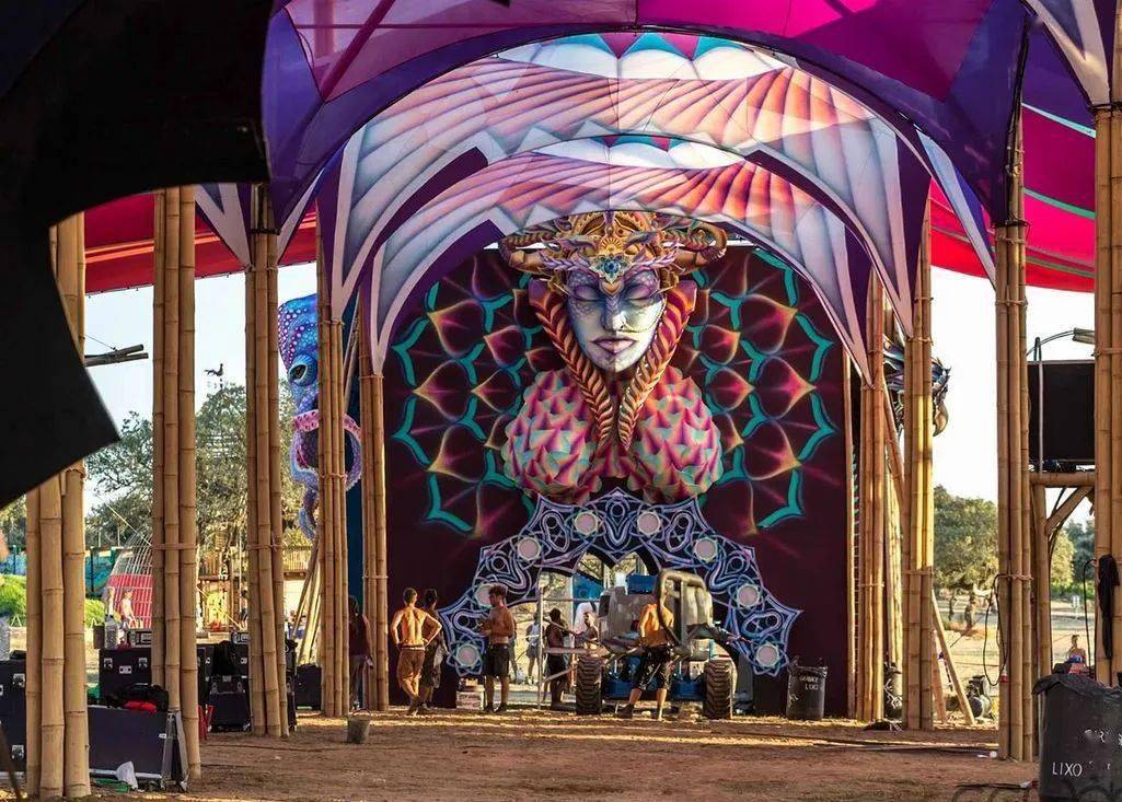 国外音乐节上奇幻瑰丽的艺术装置