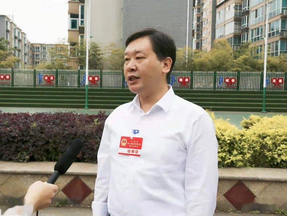 在听取县长陈伦富代表县人民政府所作的《政府工作报告》后深受鼓舞