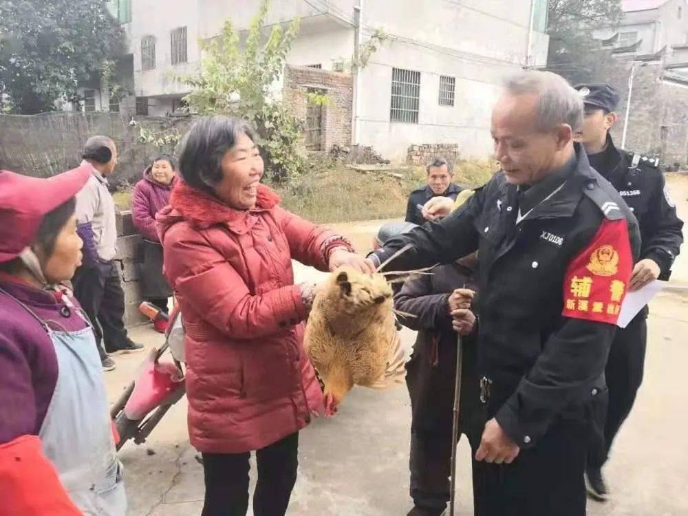 钟秋华是钤山镇下田村驻村扶贫干部,常常为当地农产品直播"打call.