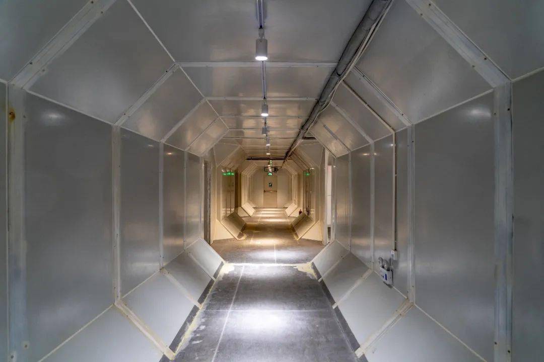 来瞅瞅——从外部看,是这样的——睡过太空舱,才有基地训练的成就感啦