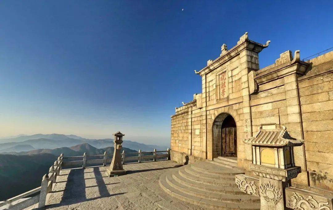 衡山是汉传佛教圣地,南宗的"南岳派"在这里开派,其法脉演绎出沩仰宗