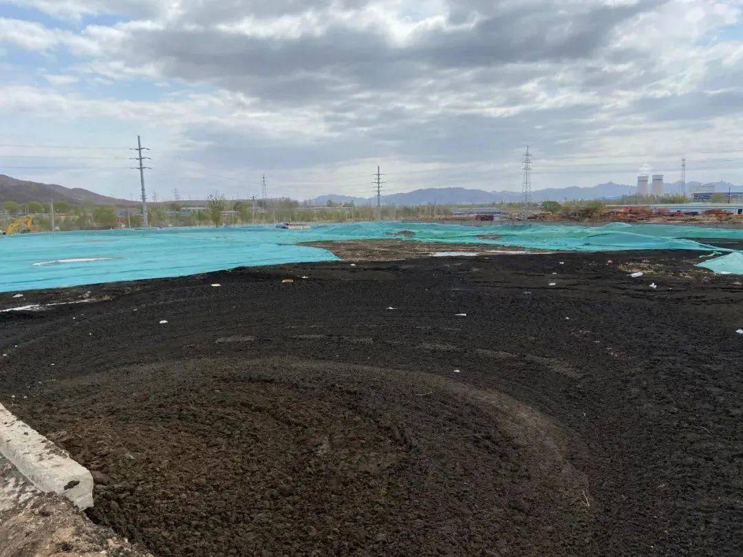 40多万吨生活污泥"临时"堆了13年,26份报告都没解决,猛来一番"骚操作"