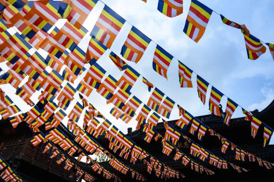 悬挂起佛教教旗以万年宝鼎为中心寺院特于大殿广场前为恭迎佛陀圣诞