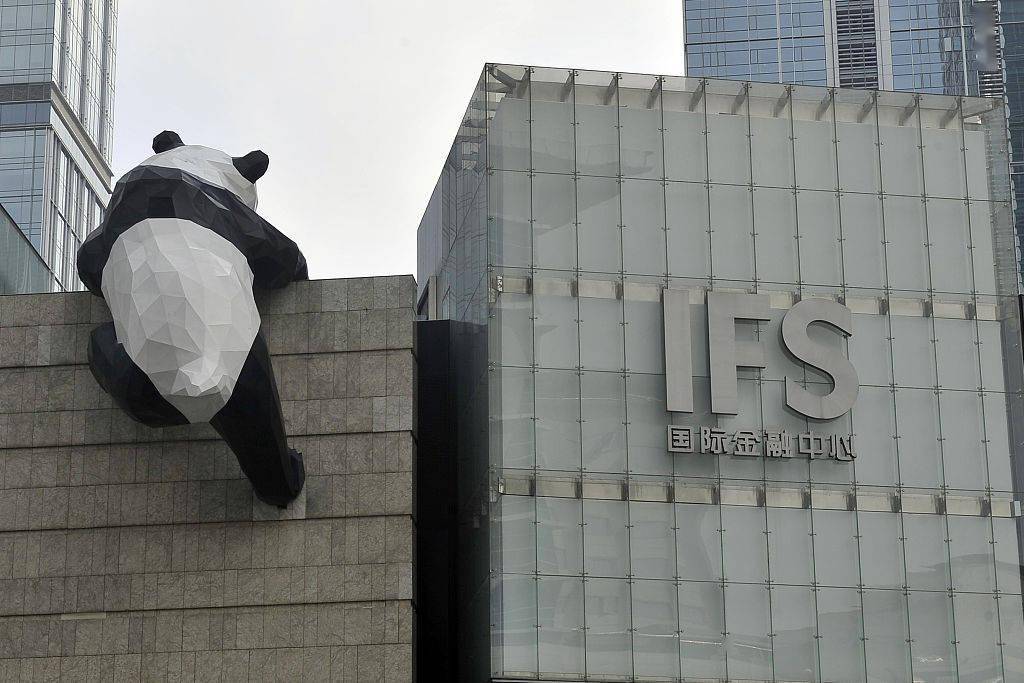 国庆黄金周第一天,四川省成都市ifs(国际金融中心)爬墙熊猫