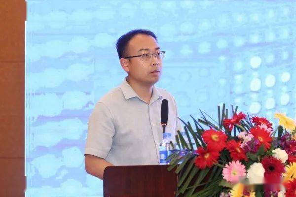 上海期货交易所商品一部高级经理冯夏宗发表了主题为"钢材期货产品