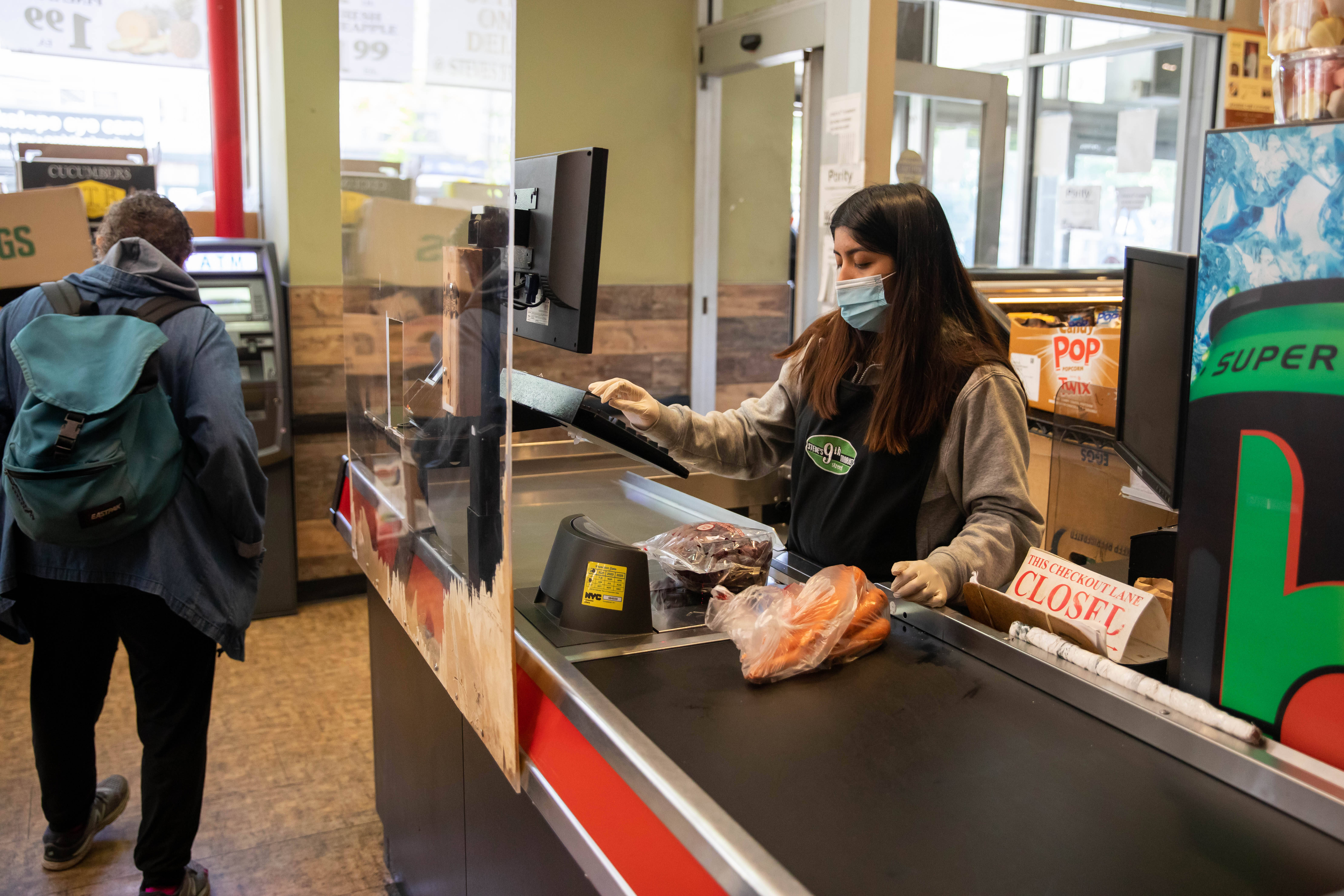 5月12日,收银员在美国纽约一家超市内工作