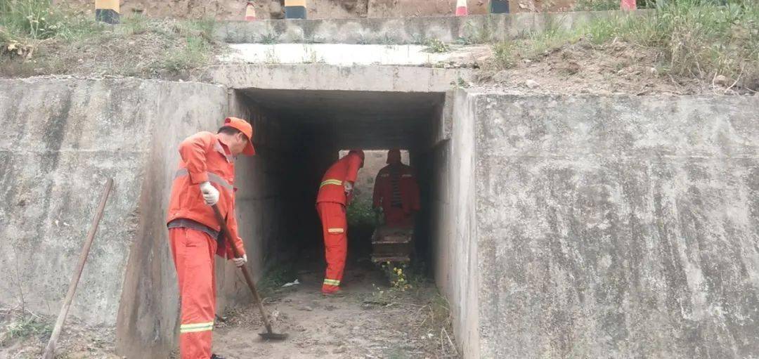 武山公路段全面开展桥涵清淤工作_涵洞