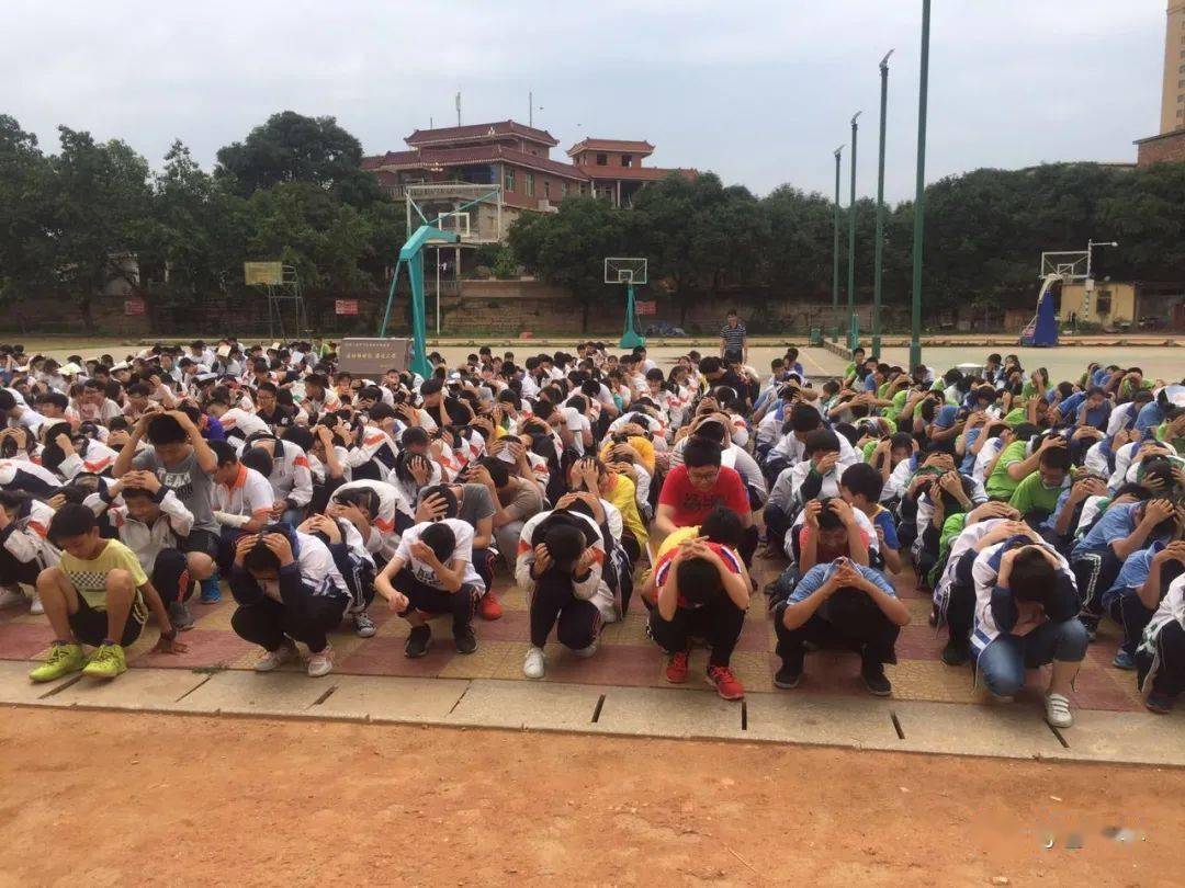 学校仑苍中学开展512地震应急疏散演练