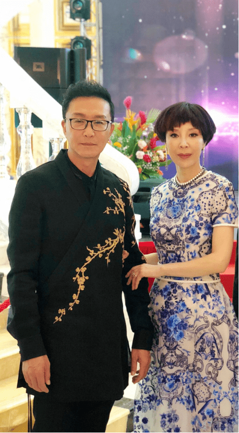 结婚相爱好多年岳秀清和吴刚越来越有夫妻相穿裙子气质更搭了