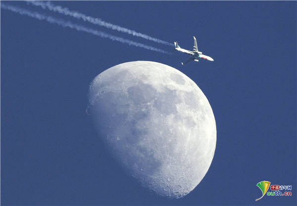 法国|视觉效果震撼！法国摄影师抓拍飞机掠过月球大片