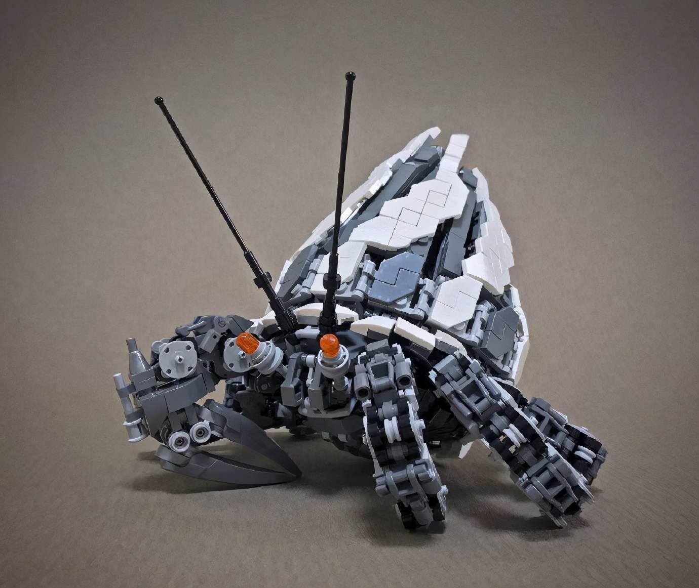 第四款是乐高积木拼装的蜈蚣,大家知道它一共有几条腿吗?