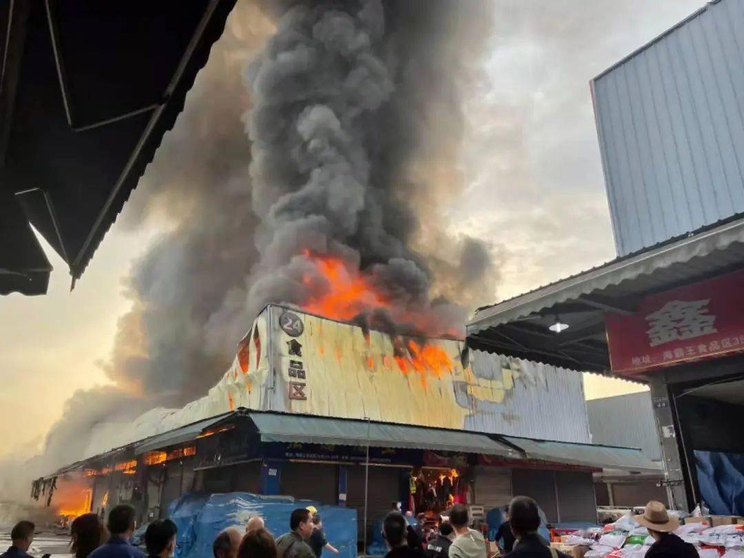 郫都区安靖镇海霸王西部食品物流园食品区24栋一库房发生火灾,消防员