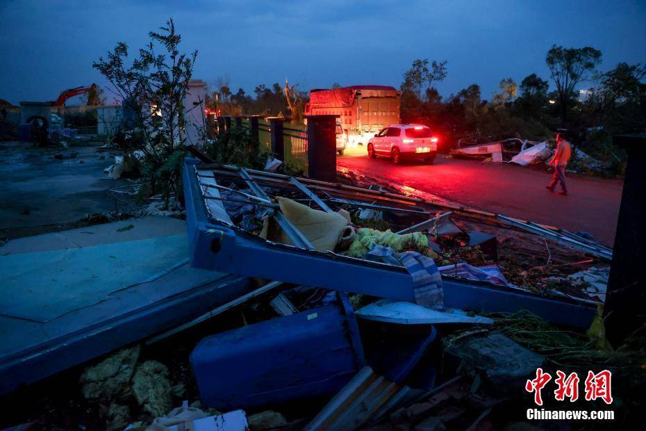 武汉蔡甸区突发龙卷风 已致6人死亡