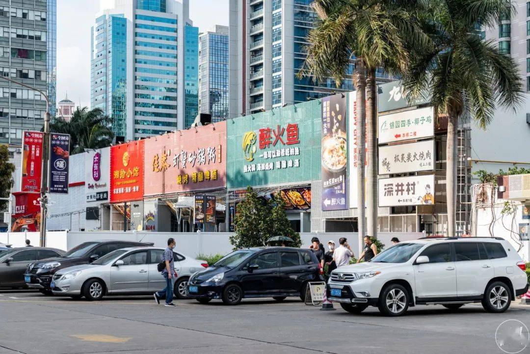 在大众眼里,说到"十亩地"想到的关键词应该是"豪车""蹦迪""网红店""