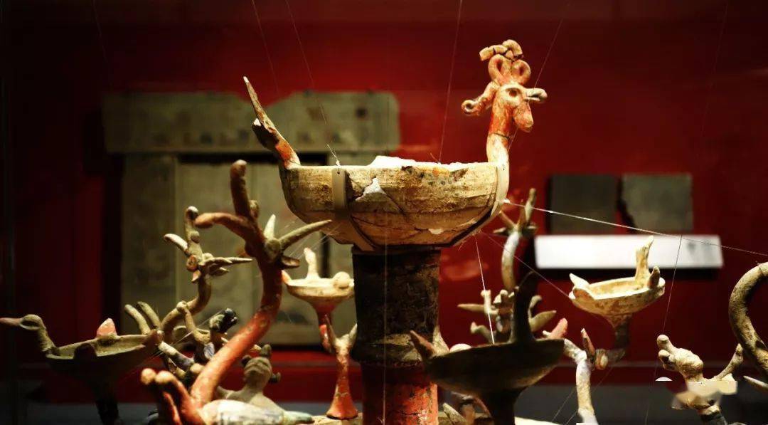 体量最大 彩绘梦幻:东汉彩绘神兽多枝陶灯欣赏_旅程