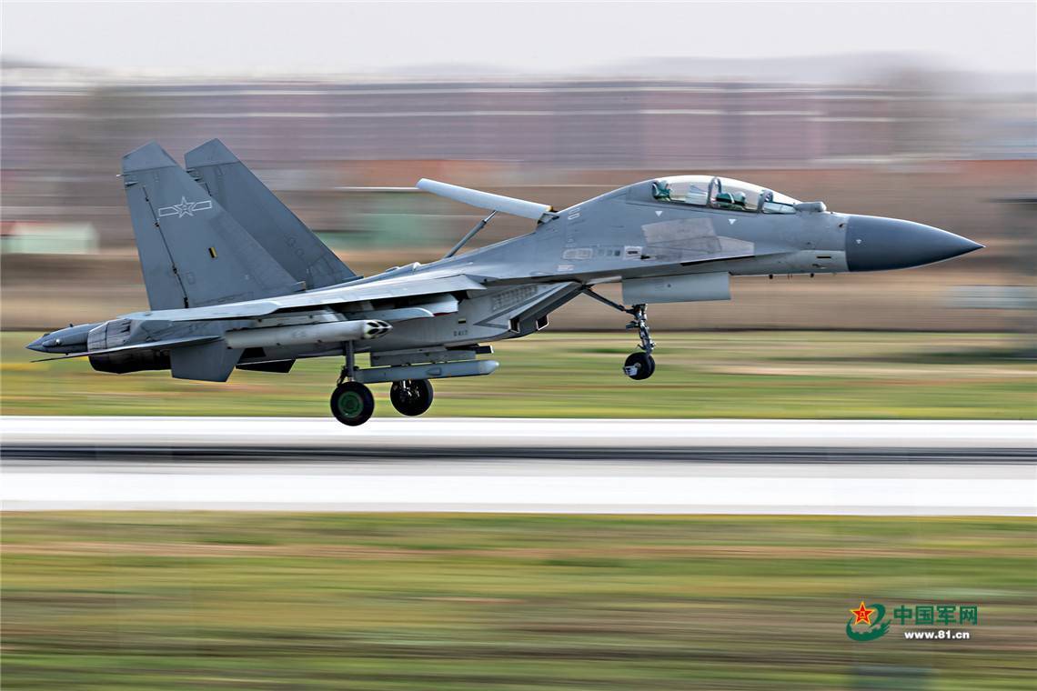 歼-16罕见携两种吊舱出击:低空导航 电子对抗 极具实战意味