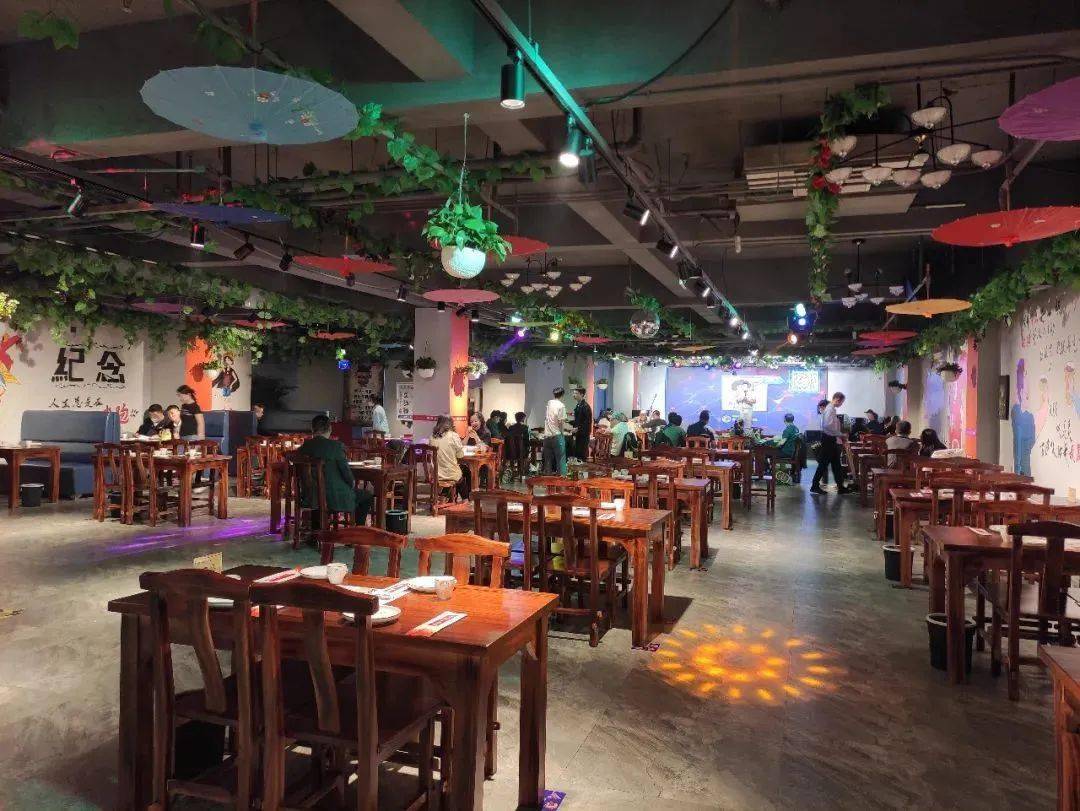 音乐烤吧青岛啤酒1元1瓶价值235元烧烤套餐69元抢音乐表演美食嗨爆你