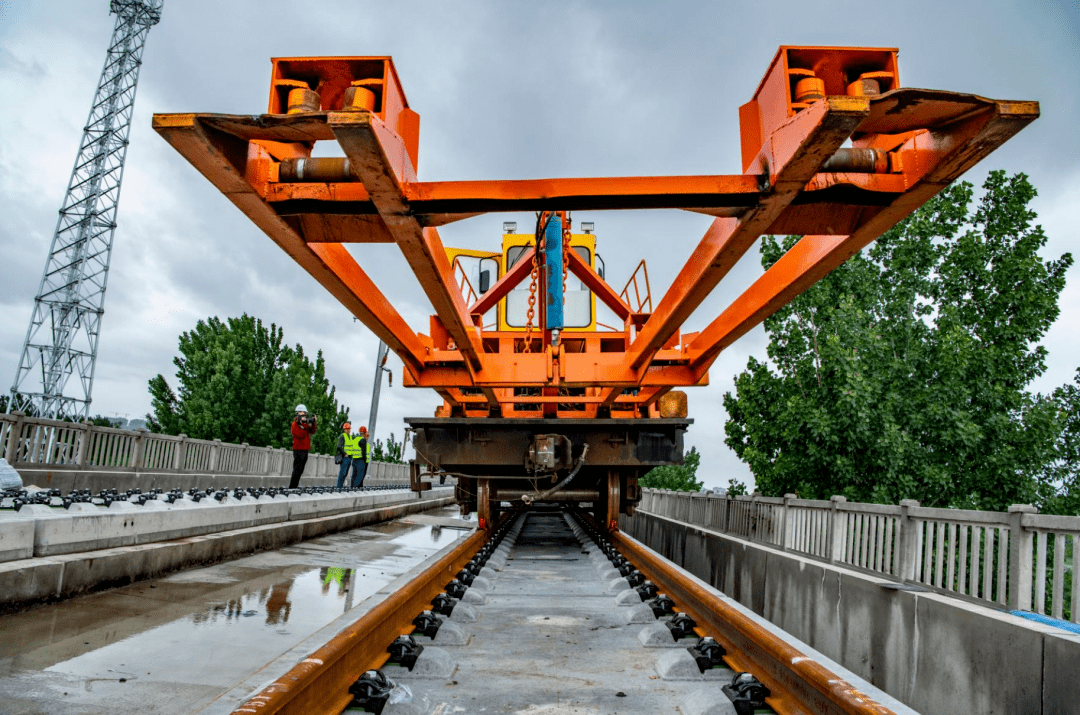 今日郑济高铁郑州至濮阳段进入铺轨阶段