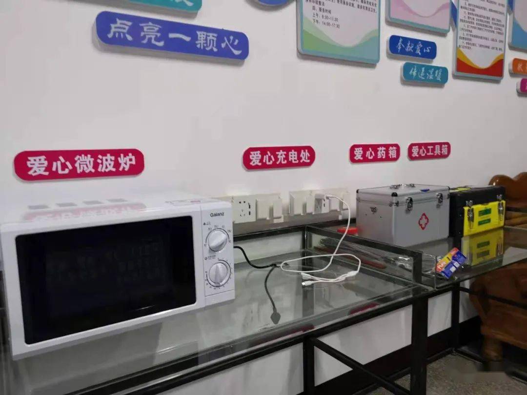 慈善爱心驿站门口还安装了一台爱心冰柜服务对象:顶着烈日清扫的环卫