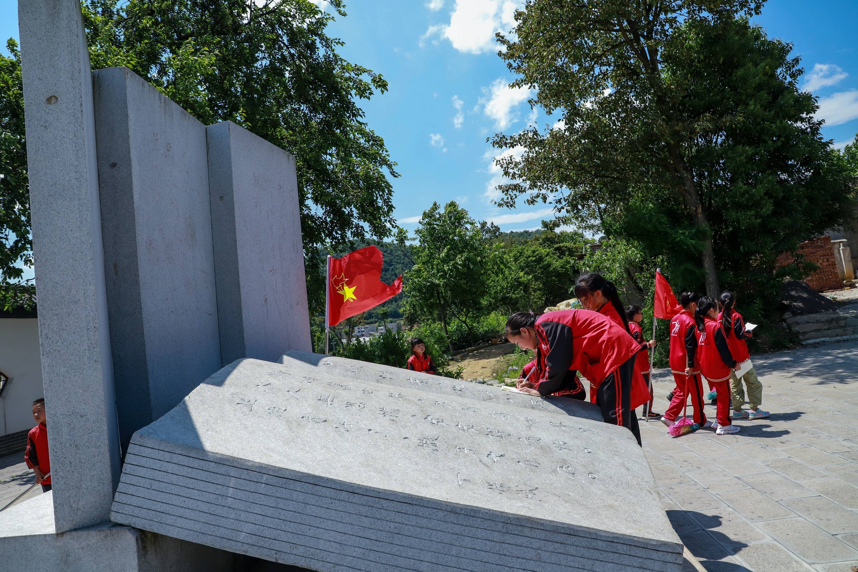 黔西市锦星镇丁扬斌故居开展爱国主义教育活动学党史悟思想办实事开新