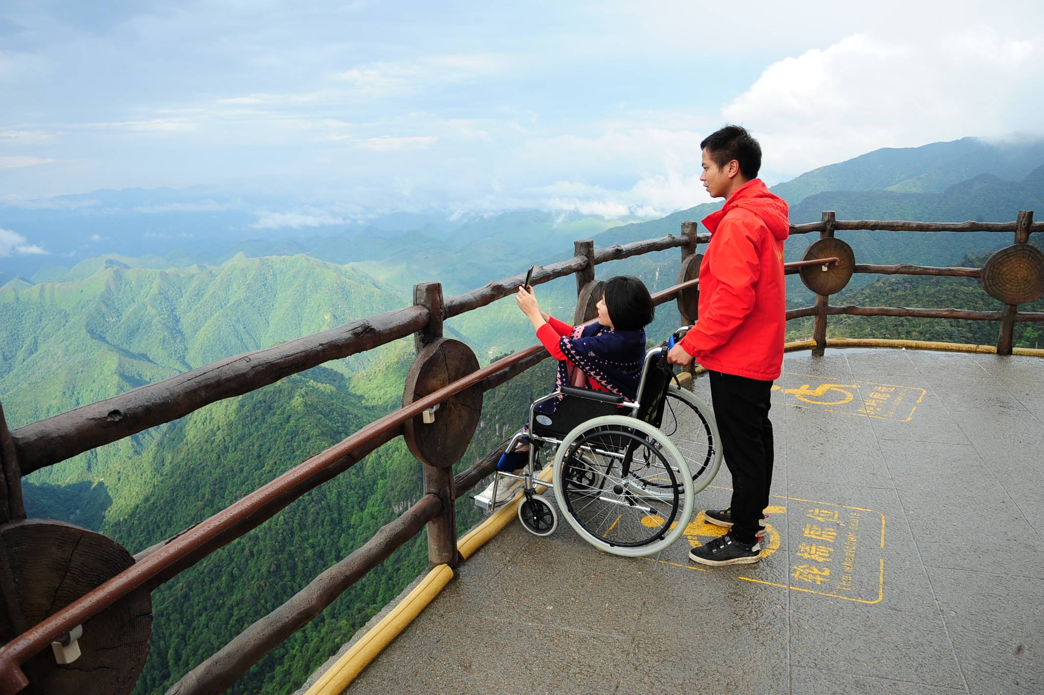 坐轮椅登顶峰 中国首家无障碍山岳型景区贴心服务残疾人游客