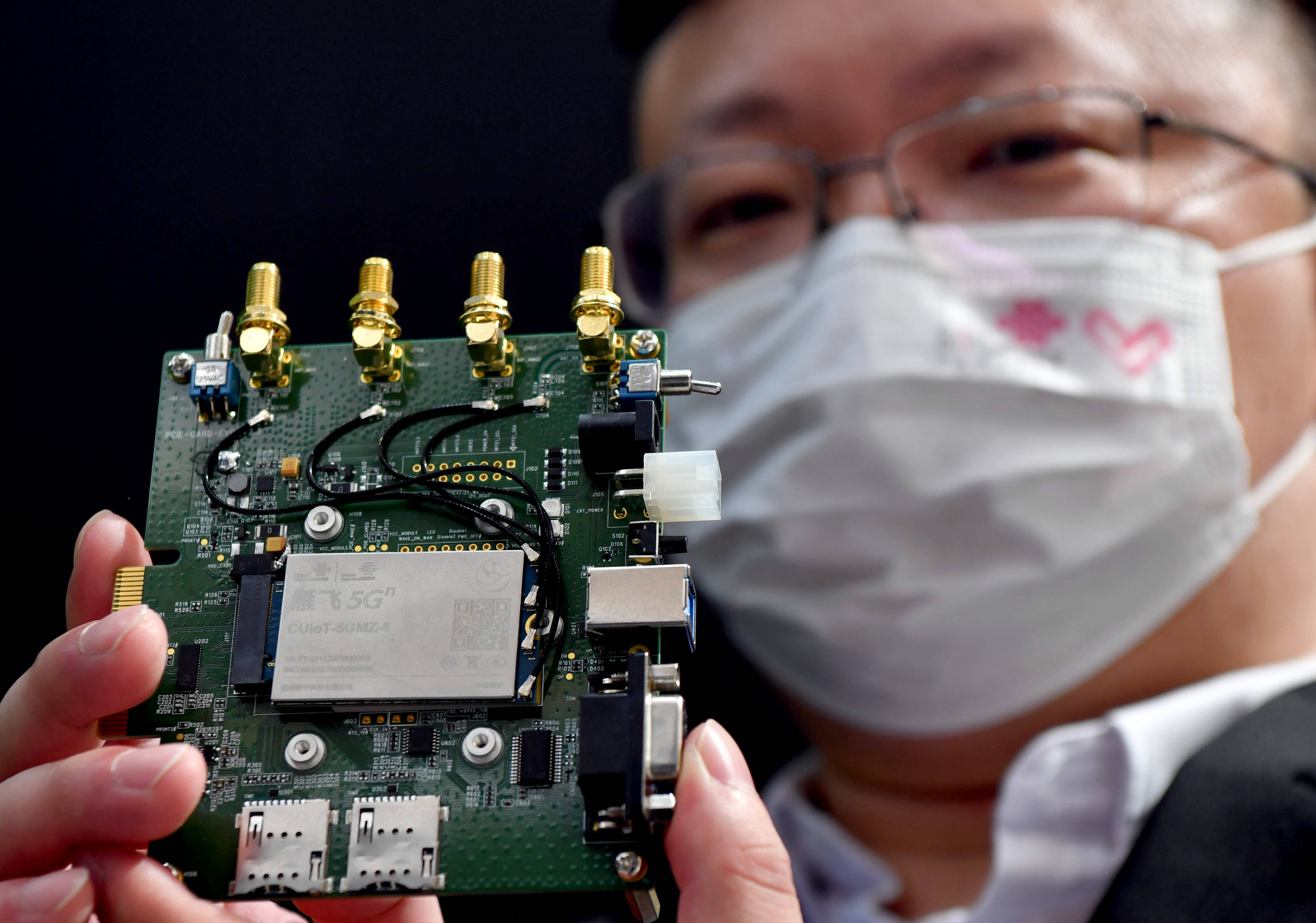 5月17日,工作人员在大会上展示"雁飞"5g模组.