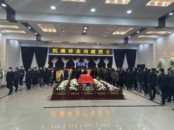 5月16日下午,烈士刘超的骨灰从云南运抵长春龙嘉机场.