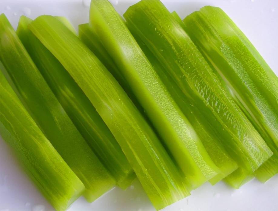 夏天,要多吃莴笋,一斤3块钱,维c高口感爽脆,浇上料汁真解馋