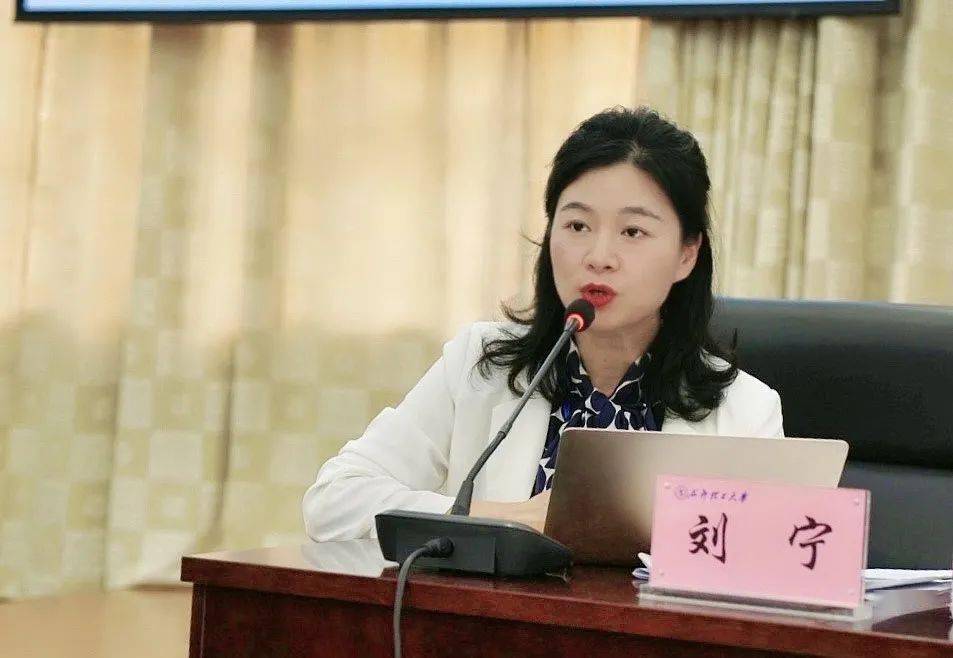 在闭会总结环节,主持人刘宁主任从破产企业涉税是否属于课税特区,理顺