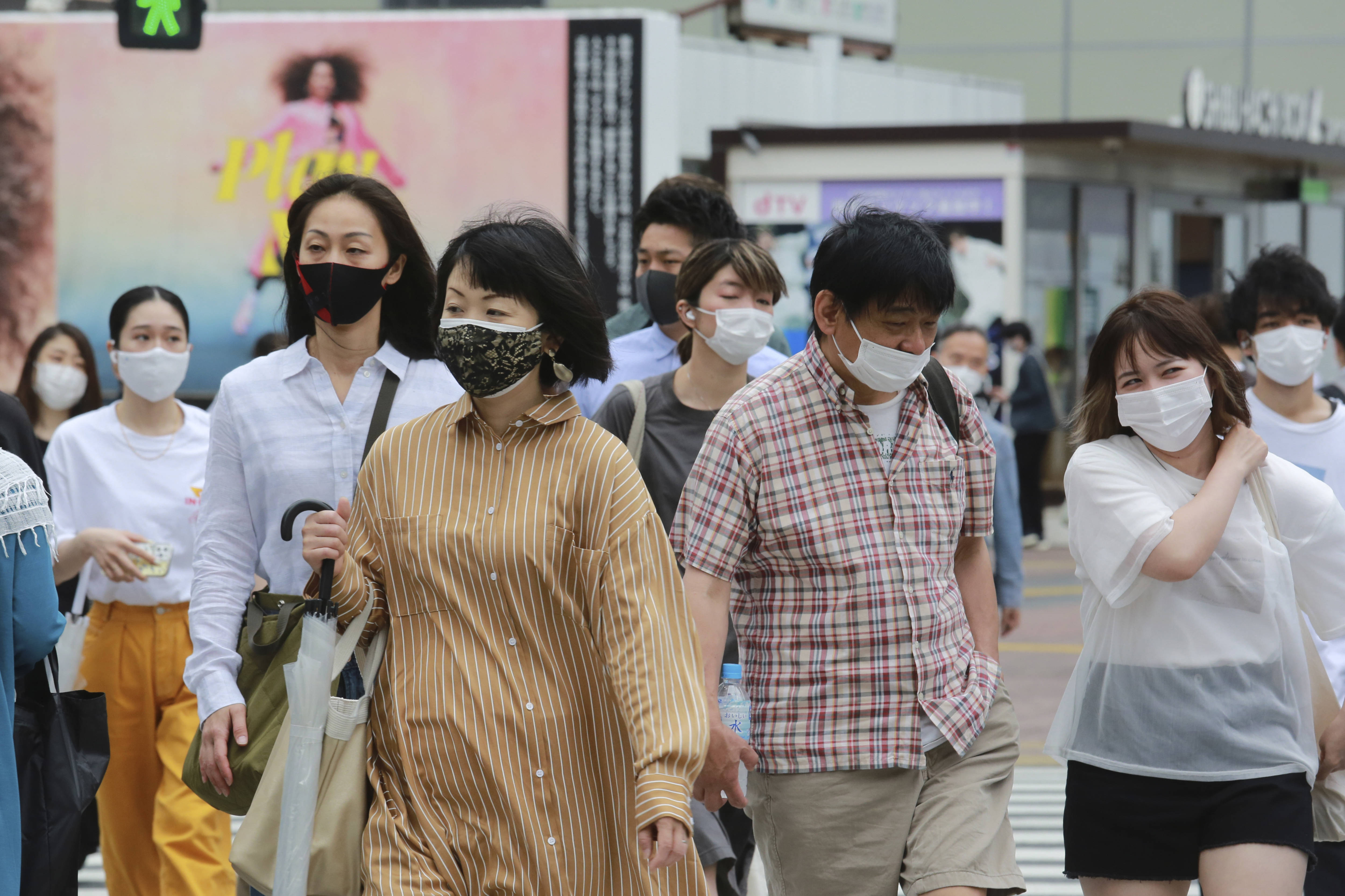 5月18日,戴口罩的人们走在日本东京街头 新华社/美联