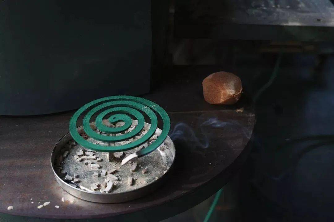 有人做了个试验▼将蚊香点燃后测试到蚊香附近的温度有300多度此时