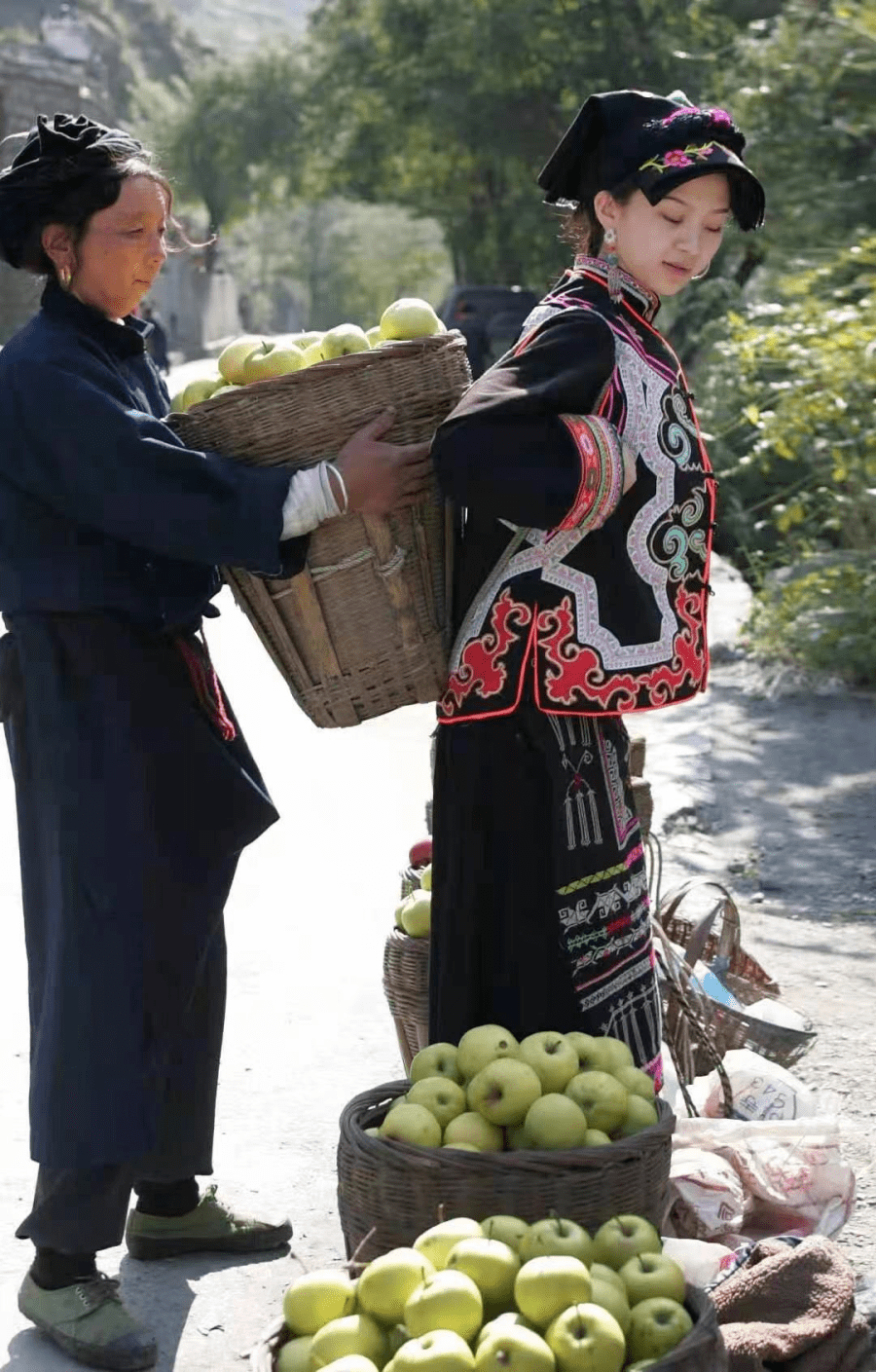 受到广泛关注后,尔玛依娜半只脚踏入了娱乐圈,开始参加活动,甚至尝试