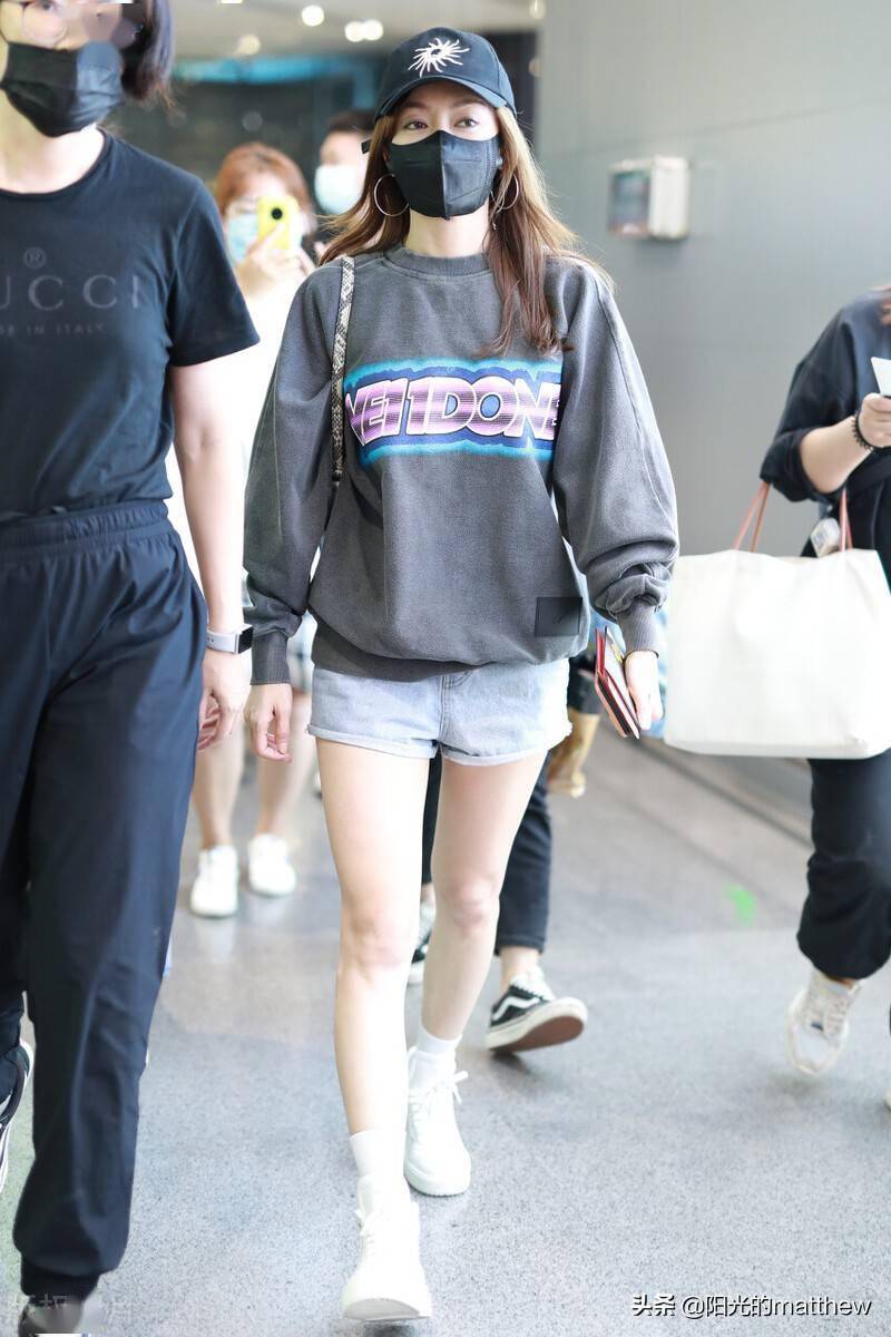 秦岚一身运动装轻松自在修长白皙长腿实力吸睛