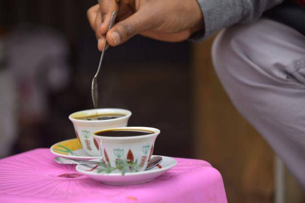 5月14日,顾客在埃塞俄比亚亚的斯亚贝巴街头的咖啡摊品尝咖啡.