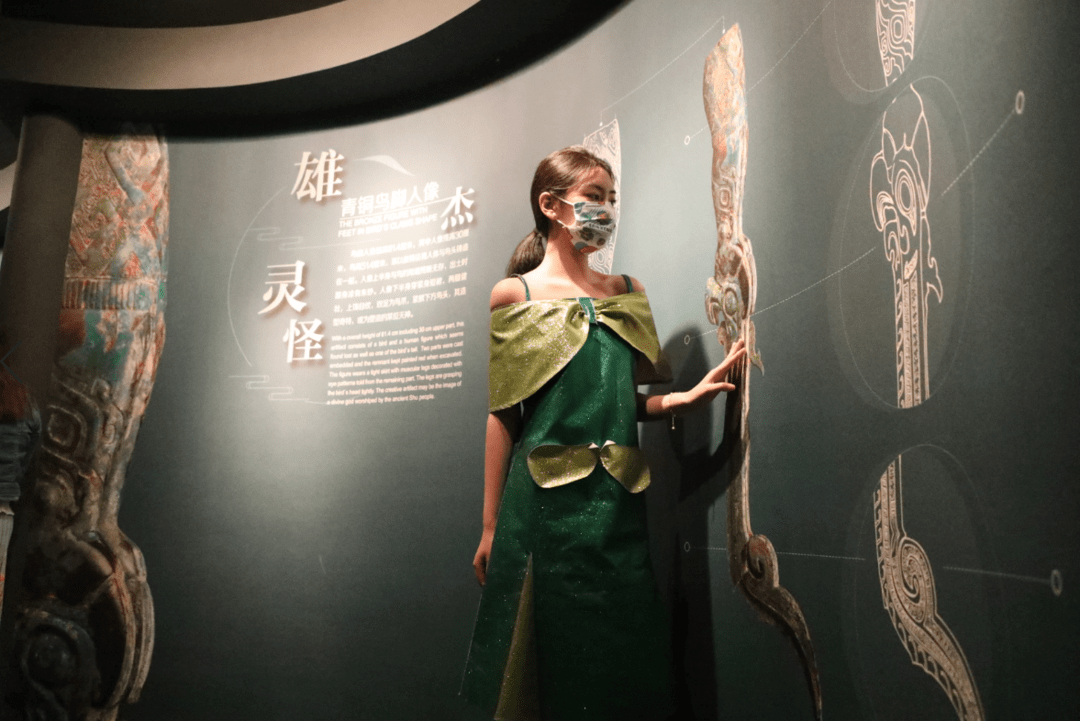 世界博物馆日,四川一高校学生自制三星堆服饰快闪吸睛