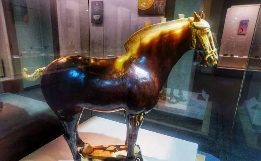 海南省博物馆"镇馆三宝"——青白釉花口凤首壶.
