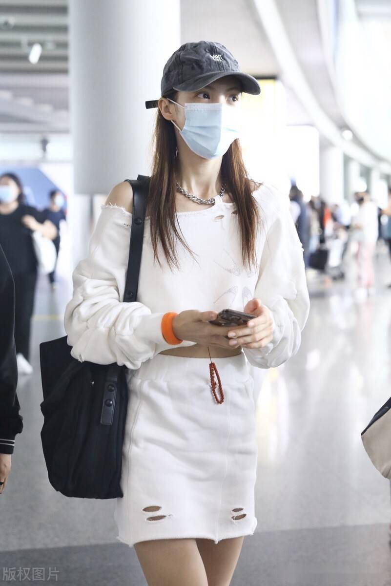 街拍:金晨白色露肩卫衣 超短裙 勃肯鞋 棒球帽清爽小性感_机场