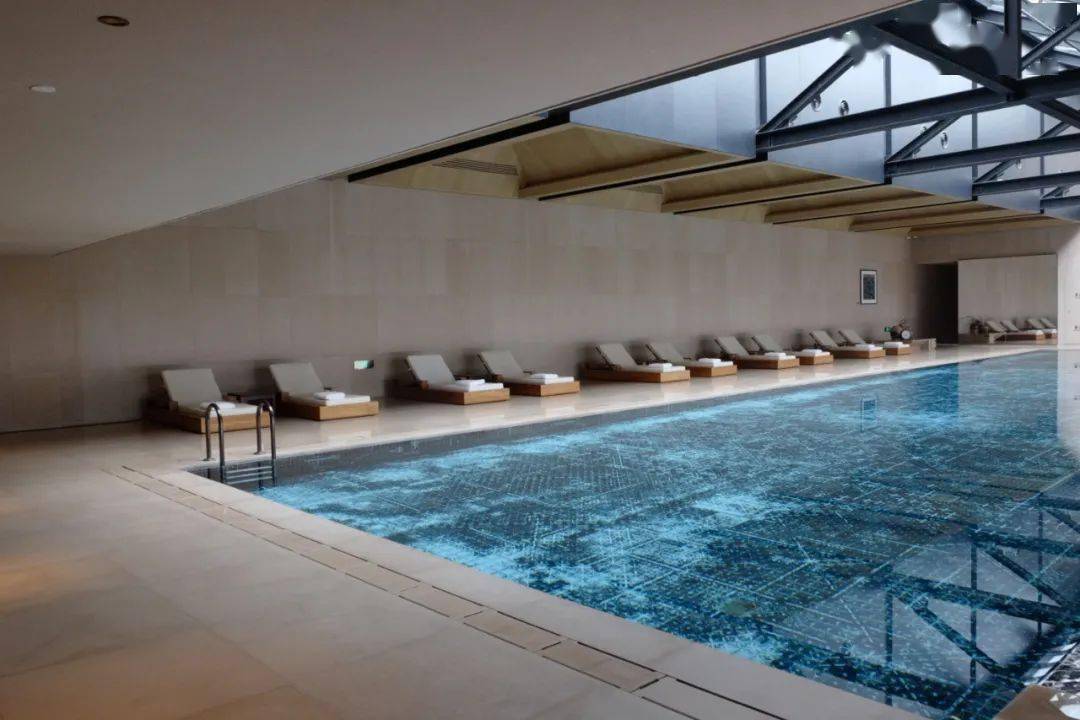 丁乙还为酒店泳池献上了他的超凡想象——照仿丁乙为泳池特绘的作品