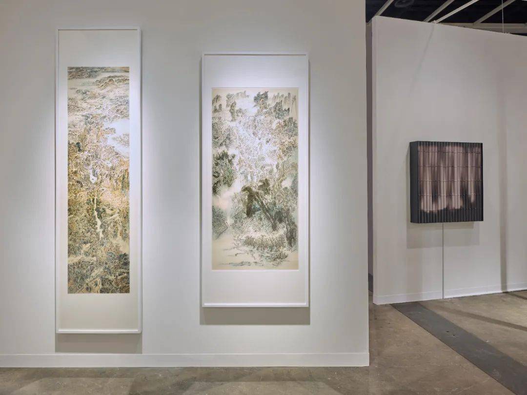 雅轩画廊展位,2021香港巴塞尔现场,以山水为主题,呈现了艺术家曹晓阳