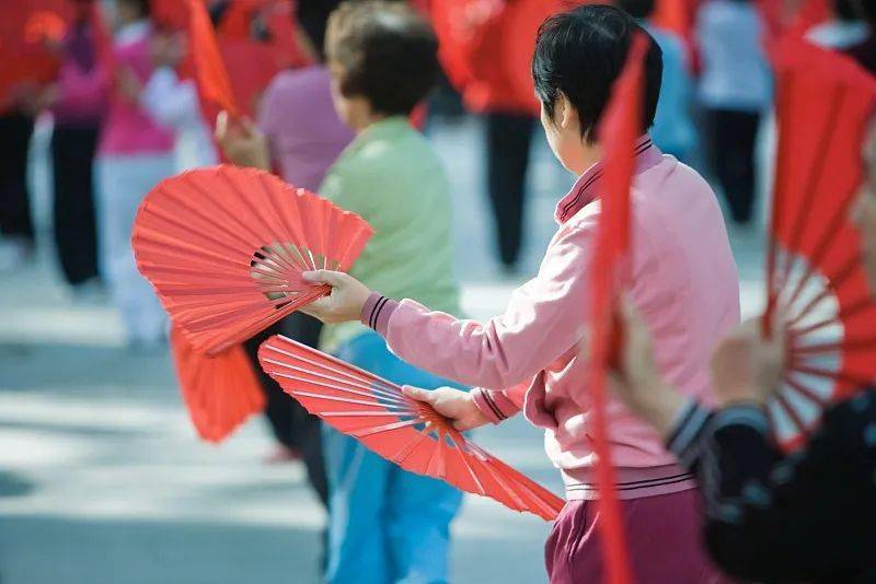 年轻人|比年轻人还上瘾？“网瘾老年”怎么办？