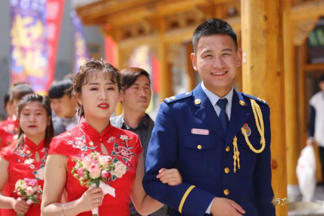 牡丹为媒情定河州集体婚礼在亲水平台浪漫举行