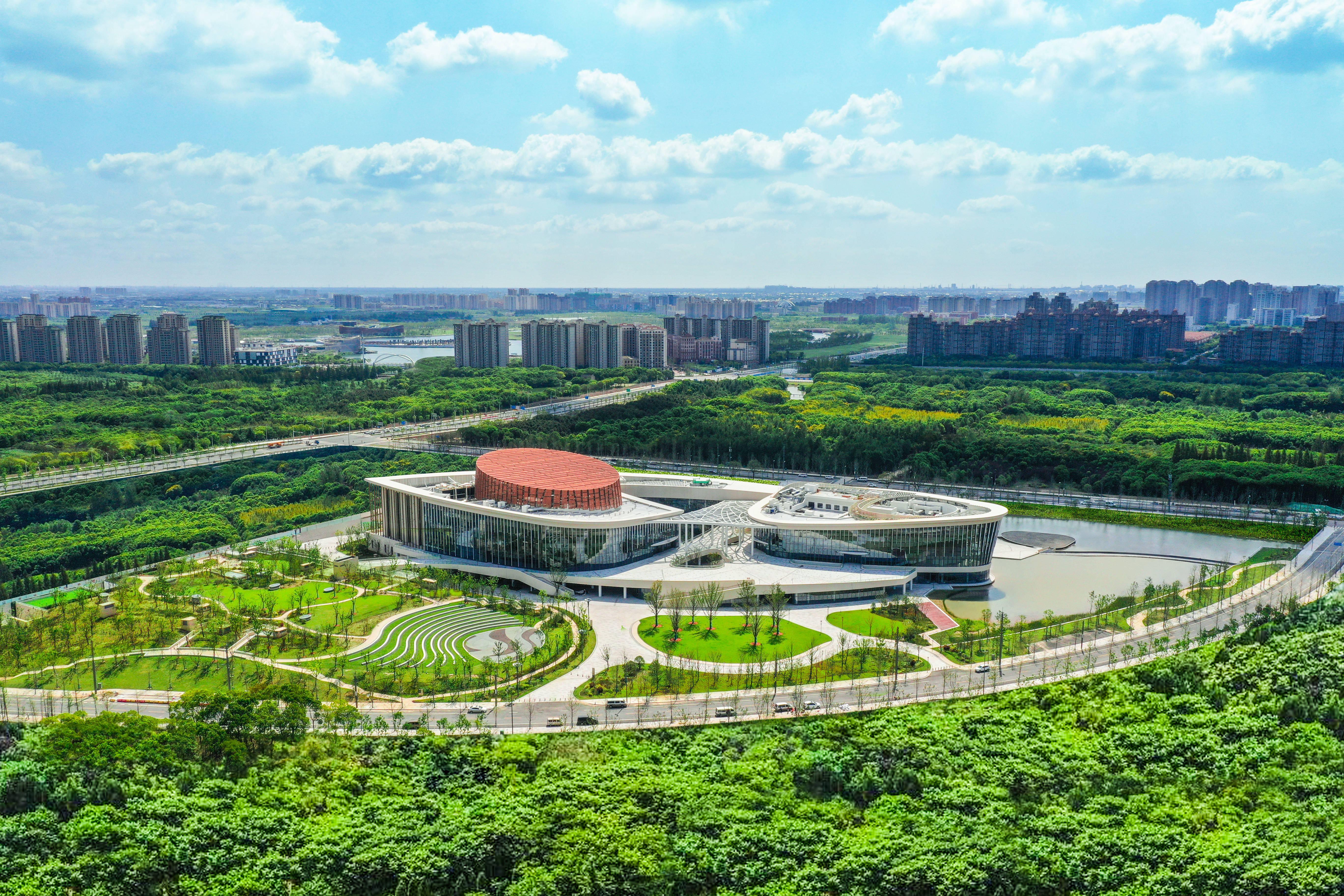 俯瞰上海之鱼,上海奉贤博物馆,东方美谷jw万豪酒店等点缀在众多绿色