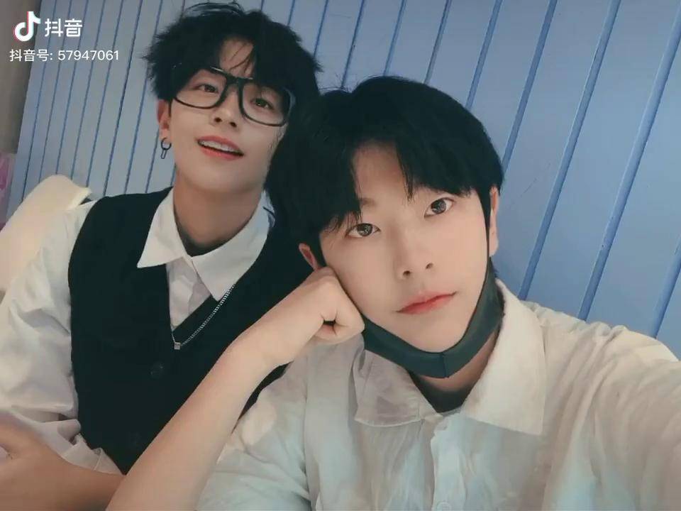 双胞胎日常刘梦lapmoby这回应该很好认清楚了吧